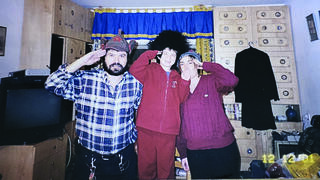 להתראות לאוסף הכובעים המצחיקים של אבא. בתמונה: מאשה, דניאל אחיה ואביהם אלכסנדר