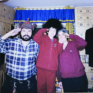 להתראות לאוסף הכובעים המצחיקים של אבא. בתמונה: מאשה, דניאל אחיה ואביהם אלכסנדר
