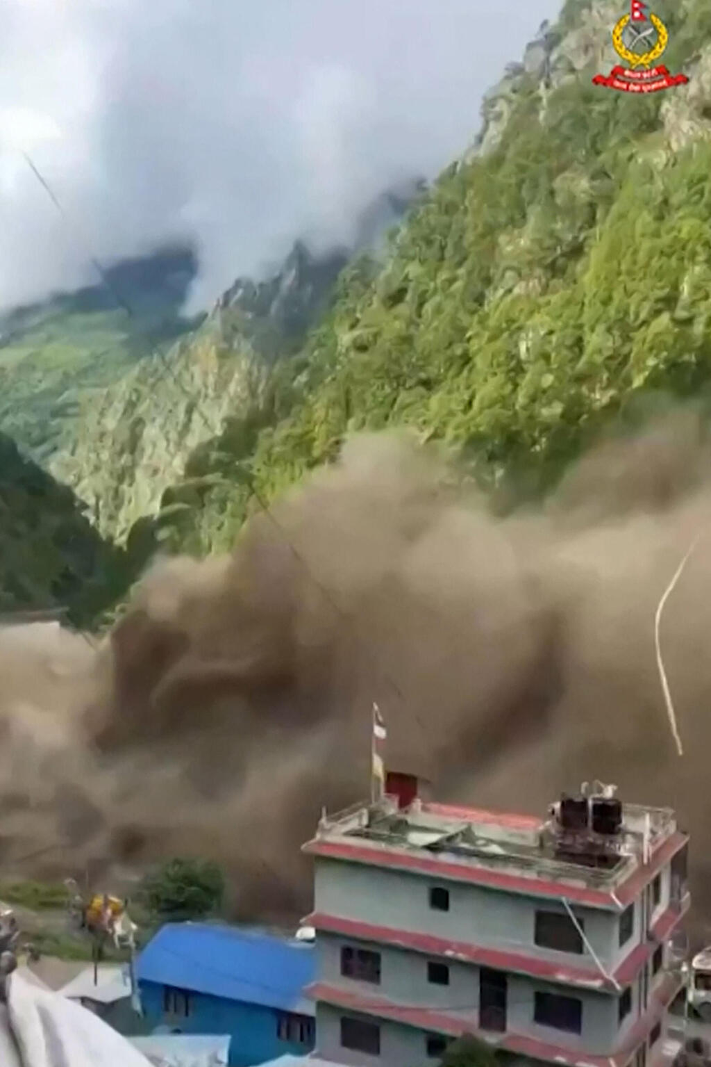 The glacier carried rocks and sediment with it; the moment the torrent hits a village downhill (Photo: UGC / NEPAL POLICE / AFP) נפאל אסון שיטפון שיטפונות הצפות ליד גבול טיבט מים דוהרים במדרון
