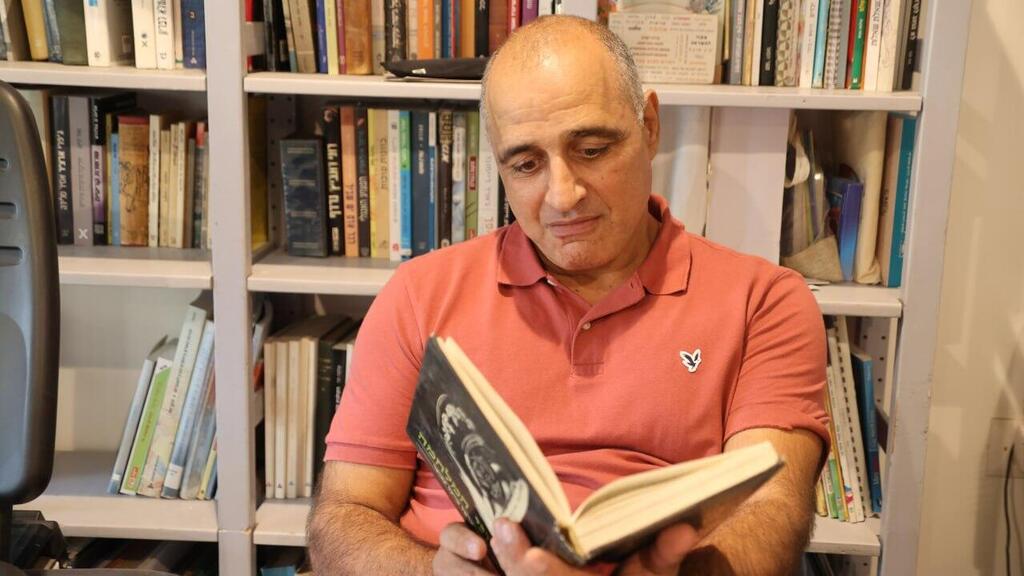 Assaf Ash left high-tech after 26 years to fulfill long-held dream and join education system as a high school teacher of history and Bible (Photo: Motti Kimchi) אסף אש