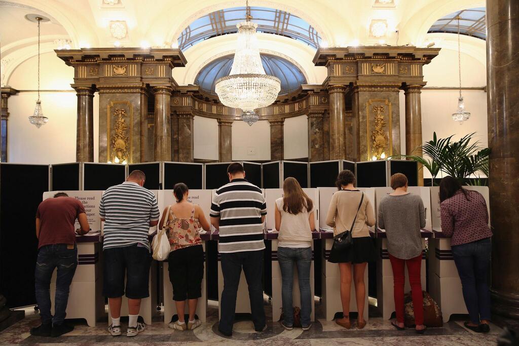 Australian citizens voting at a London polling station, 2013 (Photo: Dan Kitwood / Getty Images) אזרחי אוסטלריה מצביעים בלונדון, 2013