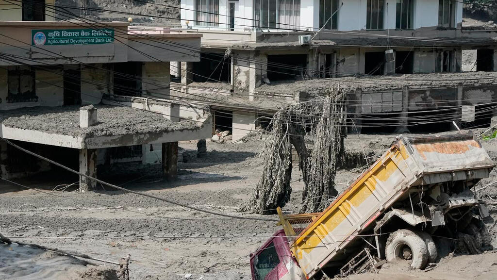Наводнение в Непале (Фото: AP Photo/Niranjan Shrestha) הצפות בנפאל
