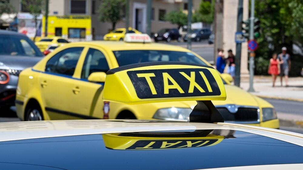 Такси в Афинах (Фото: Ceri Breeze / shutterstock) מוניות באתונה