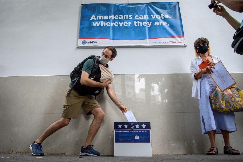 US citizens vote at a polling station in Bangkok, Thailand, 2020 (Photo: Mladen Antonov / AFP) אזרחי ארה"ב מצביעים בבנגקוק, תאילנד 2020
