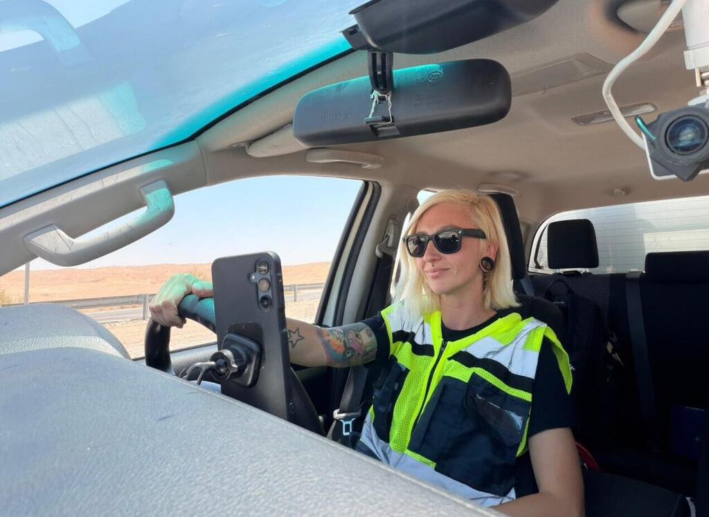 'it’s simply my job' says Oksana Dvorkin (Photo: Matan Tovul) אוקסנה דבורקין עברה להתגורר ב ערבה והאישה הראשונה ב צוות ה סיירים מחלצת נהגים בדרכם ל אילת