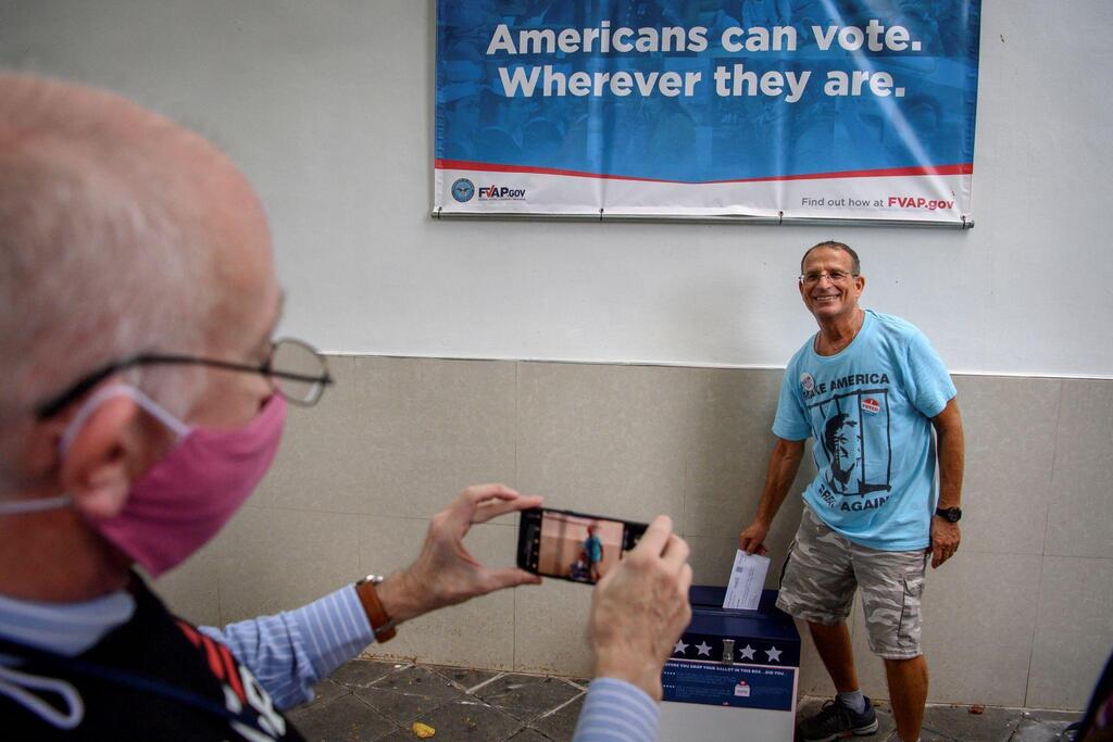 US citizens vote at a polling station in Bangkok, Thailand, 2020 (Photo: Mladen Antonov / AFP) אזרחי ארה"ב מצביעים בבנגקוק, תאילנד 2020