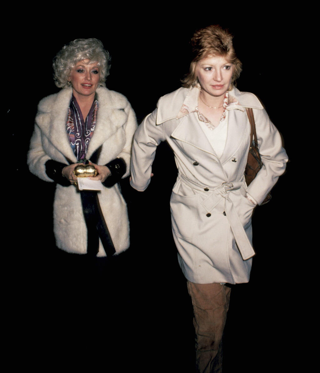 דולי פרטון וחברתה הטובה ג'ודי (צילום: Ron Galella/Ron Galella Collection via Getty Images) דולי פרטון