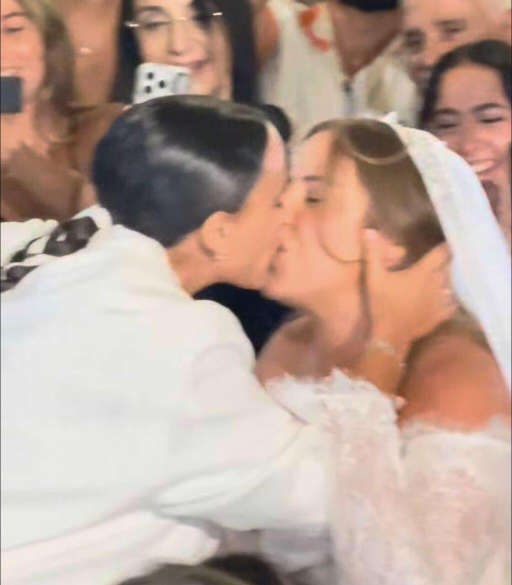 You may kiss the bride (Photo: From Instagram) חתונה דניאל עמית אמילי דמארי