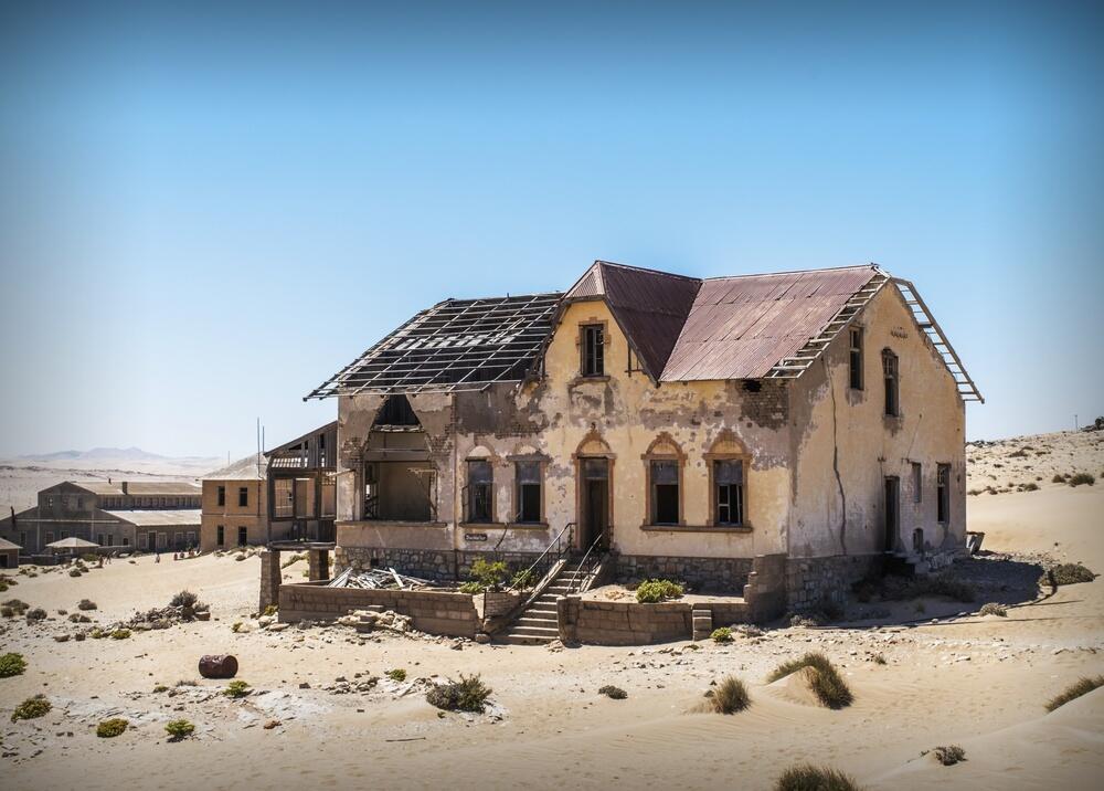 מבנים נטושים ומלאי חול בעיירת הרפאים קולמנסקופ, סמוך ללידריץ שבנמיביה