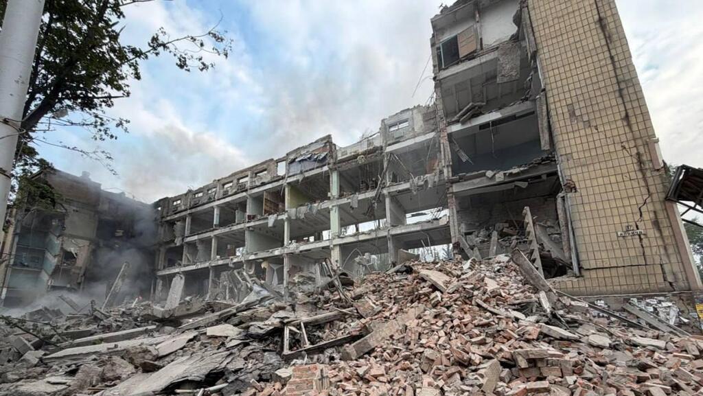 Destruction in Donetsk after the Ukrainian strike; no official details on the target הרס רב בדונייצק שתחת שליטה רוסית אחרי תקיפה אוקראינית