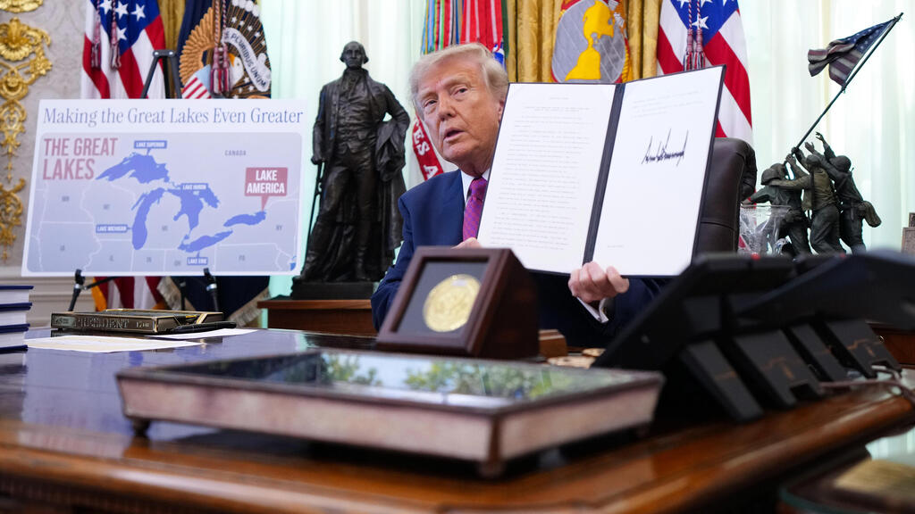 Trump makes it official, renames Lake Ontario to 'Lake America' (Photo: Andrew Harnik/Getty Images) טראמפ בפגישה בחדר הסגלגל