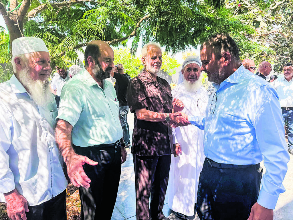 MK Walid Taha, right, shakes hands with Ibrahim Sarsur ח"כ ואליד טאהא (מימין) לוחץ יד לאיברהים צרצור