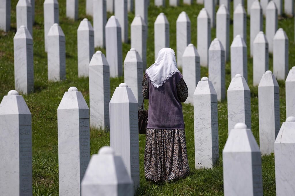 Cemetery for victims of the Srebrenica massacre in Bosnia (Photo: AP Photo/Darko Bandic, File) בוסניה בית קברות ל נרצחי טבח סרברניצה רטקו ראטקו מלדיץ' מלאדיץ' מת