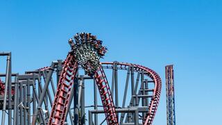 רכבת הרים X2 בפארק השעשועים Six Flags Magic Mountain בקליפורניה