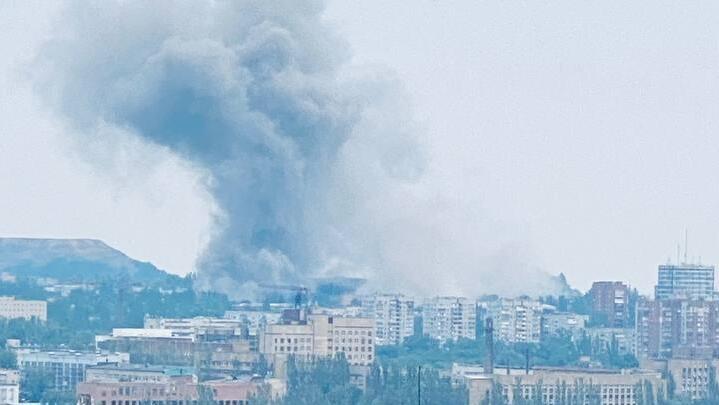 Smoke rises over Donetsk after the strike הרס רב בדונייצק שתחת שליטה רוסית אחרי תקיפה אוקראינית