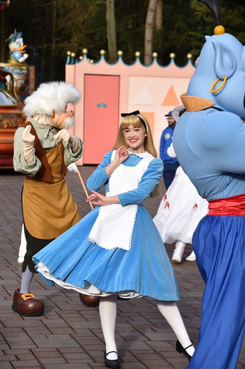 As Alice in Wonderland (Photo: Courtesy of Noa Ben) נועה בן בדיסנילנד פריז
