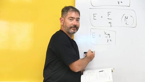 ליאור בר, מורה ומחנך לפיזיקה מירוחם, מתמודד עם מחלת הפרקינסון