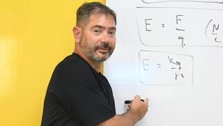 "כל עוד אני מצליח להזיז את היד ללוח, אמשיך ללמד"