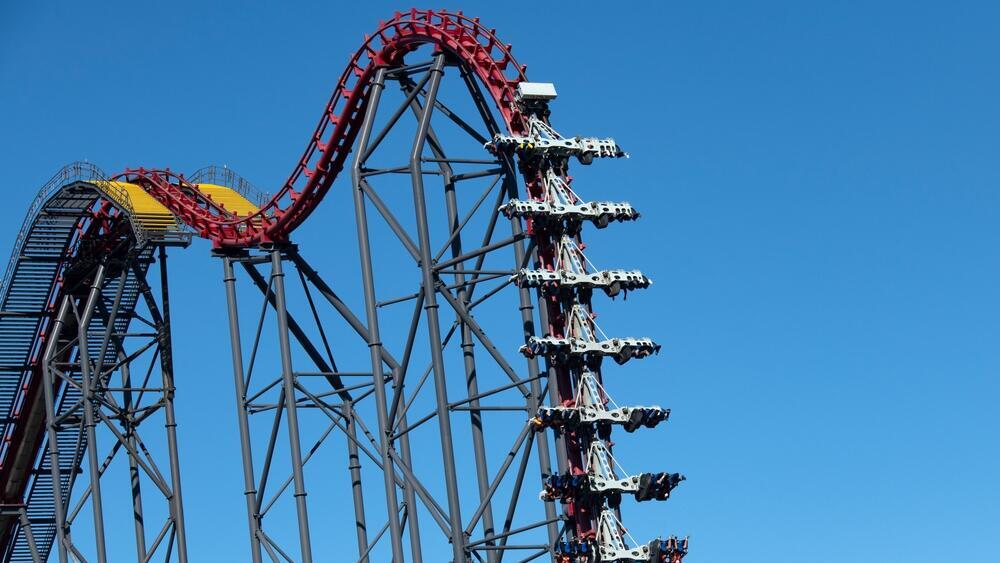 Serious technical problems and severe injuries: What makes X2 such a questionable thrill? (Photo: Robert V Schwemmer / Shutterstock) רכבת הרים X2 בפארק השעשועים Six Flags Magic Mountain בקליפורניה