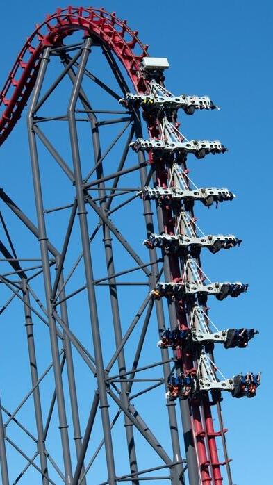 רכבת הרים X2 בפארק השעשועים Six Flags Magic Mountain בקליפורניה