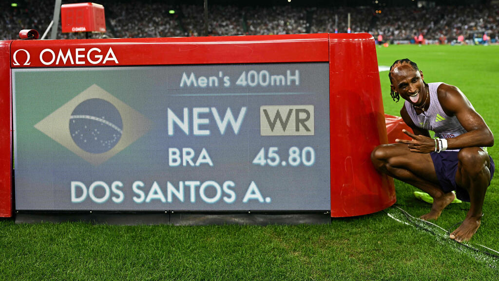 Brazilian hurdler Alison dos Santos (Photo: Fabrice COFFRINI / AFP) אליסון דוס סנטוס