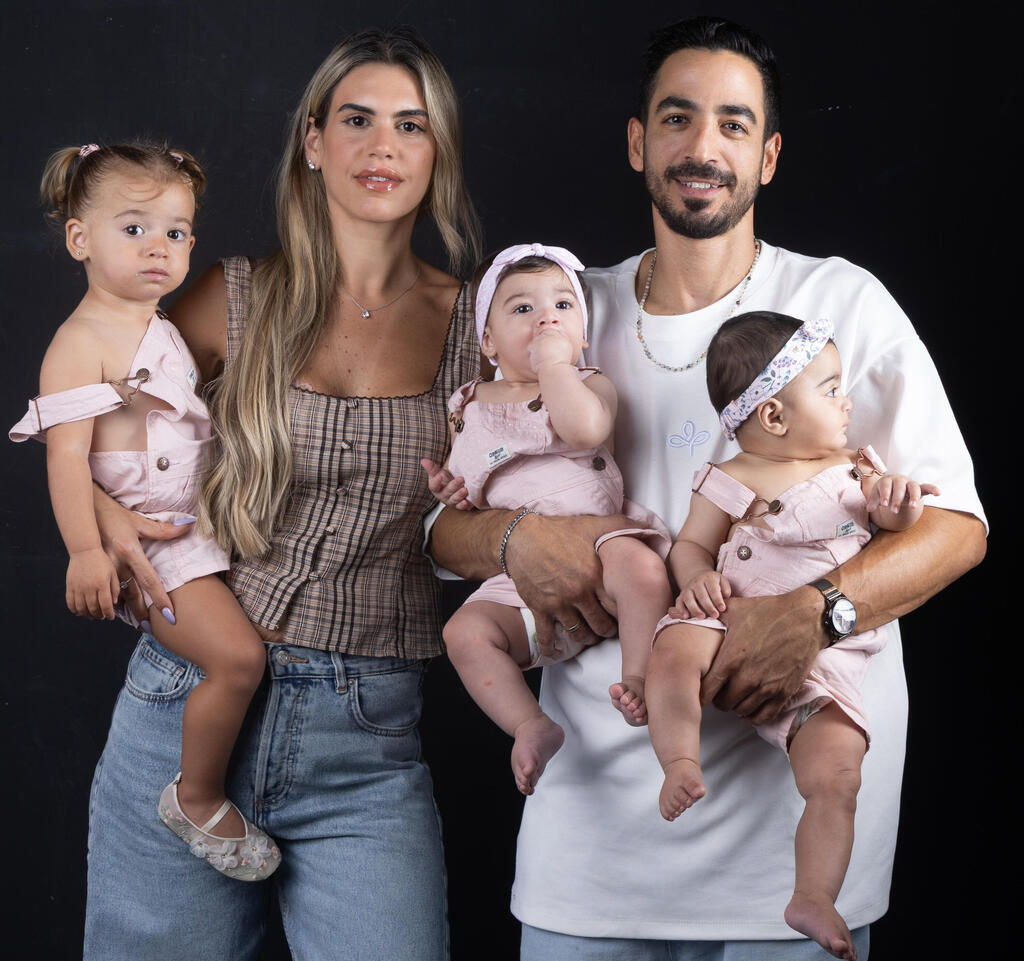 חן ואופיר אטיאס עם מיה והתאומות ליב וריף