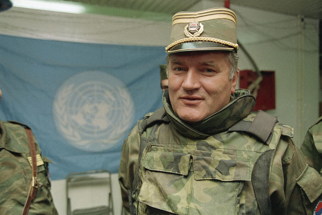 Ratko Mladić (Photo: AP Photo/Jerome Delay, File) סרביה בוסניה יוגוסלביה רטקו ראטקו מלאדיץ' מלאדיץ' ב נמל התעופה של סראייבו 1993