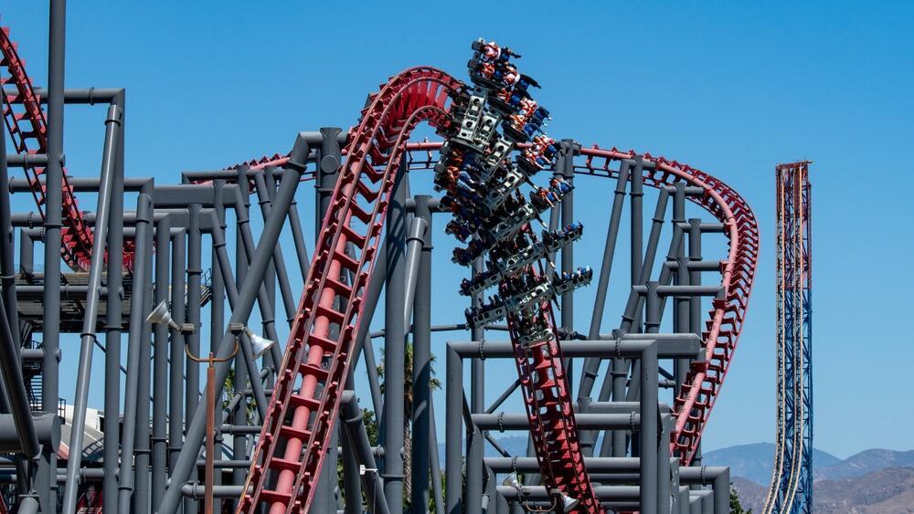 Американские горки Х2 Six Flags Magic Mountain в Калифорнии (Фото: Robert V Schwemmer / shutterstock) רכבת הרים X2 בפארק השעשועים Six Flags Magic Mountain בקליפורניה