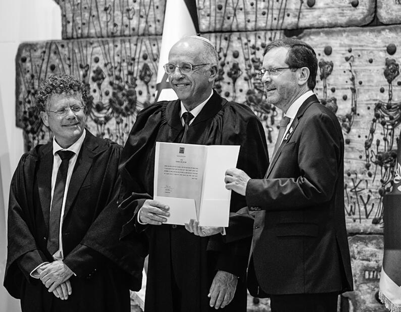 Sohlberg with Herzog and Amit; the High Court’s approach: Keep disqualifications to a minimum (Photo: Alex Kolomoisky) סולברג עם הרצוג ועמית. הקו של בג"ץ: לצמצם ככל האפשר את מקרי הפסילה