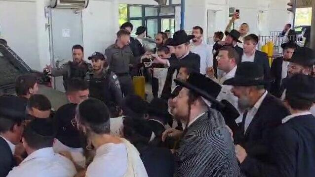 צעיר נהג ברכב גנוב ונעצר, השוטרים גילו: הוא גם עריק
