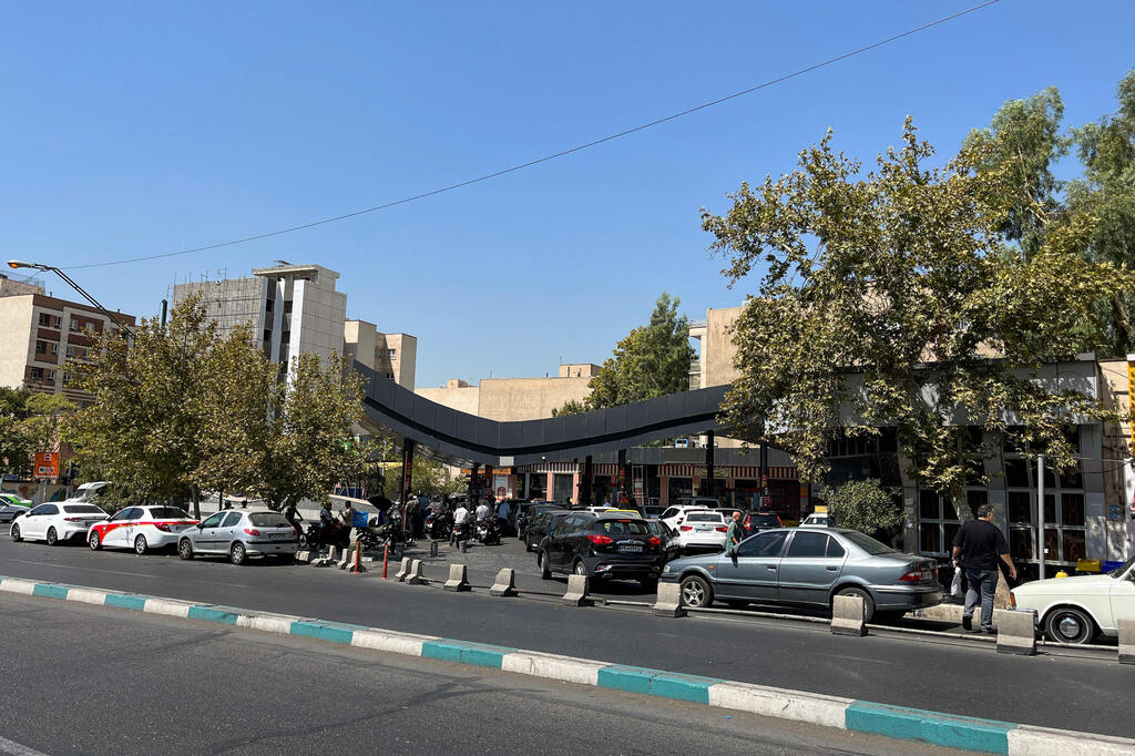 תורים לתחנת דלק בטהרן