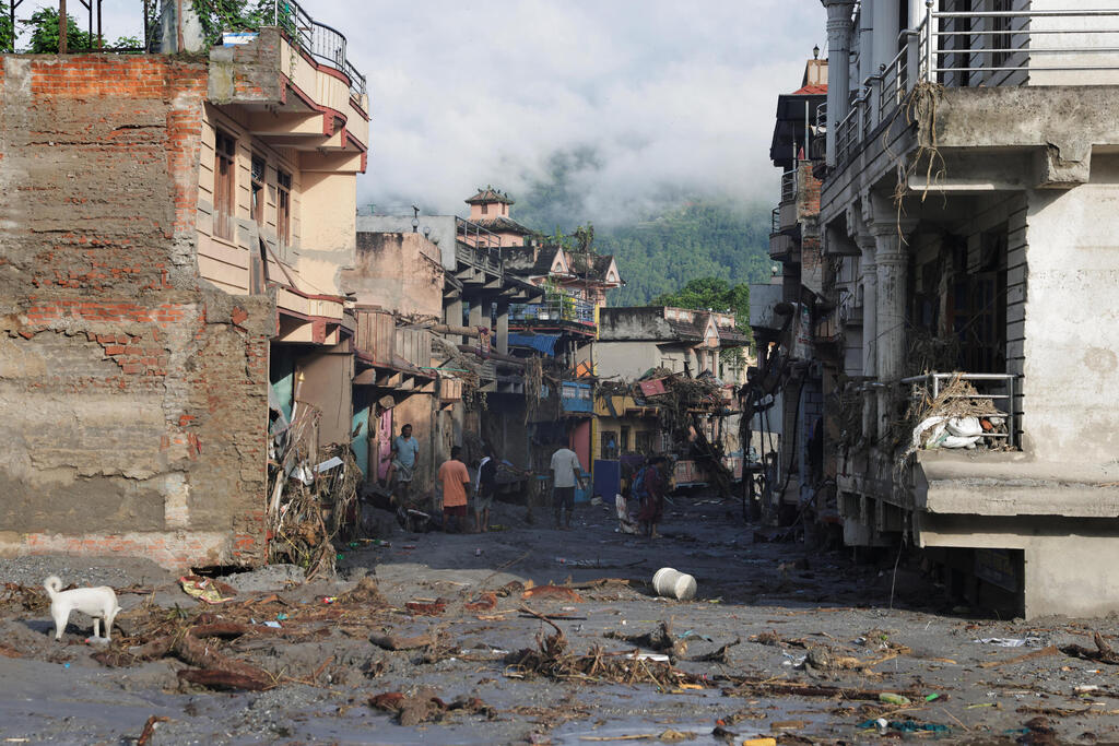 Weather hampers search efforts (Photo: REUTERS/Navesh Chitrakar) הצפות בנפאל