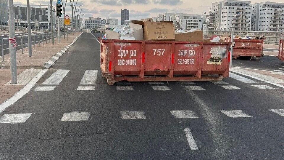 Контейнер в Бней-Браке פינוי חסימה בשכונת הסופרים בבני ברק
