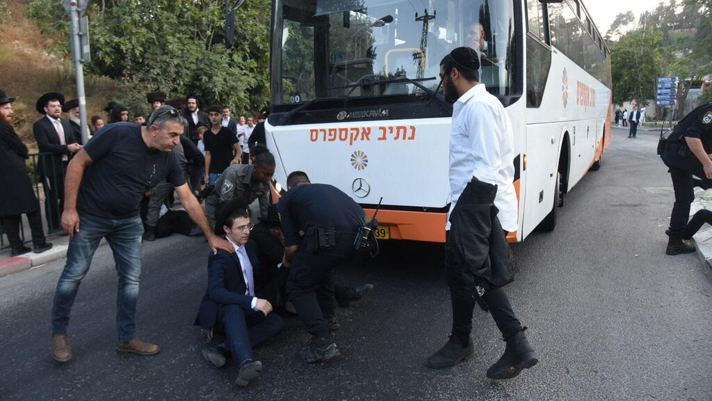 Ultra-Orthodox protesters demonstrate against buses operating on Shabbat to transport soldiers and civilians (Photo: Avihu Shapira) התפרעות חרדים בצפת