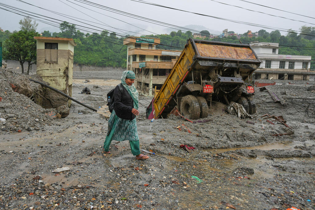 Destruction in Nepal after the floods (Photo: AP Photo/Rajesh Kumar Singh) נפאל