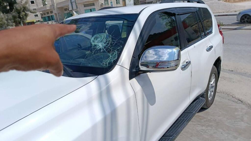 Foreign journalists also attacked during the unrest, with stones thrown at them and the window of their vehicle smashed תקיפת עיתונאים זרים בקוסרה על ידי המתפרעים, שזרקו להם אבנים על רכב