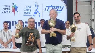 סמירין (במרכז) עם הגביע