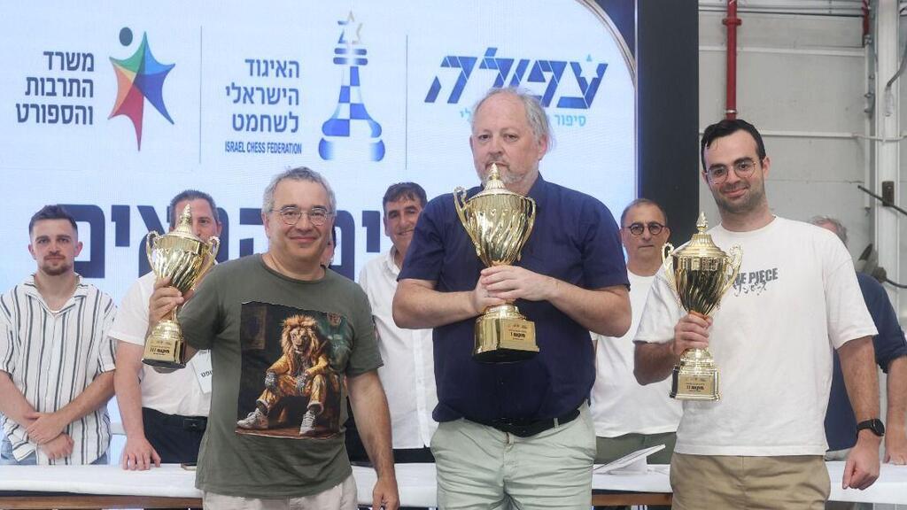 סמירין (במרכז) עם הגביע