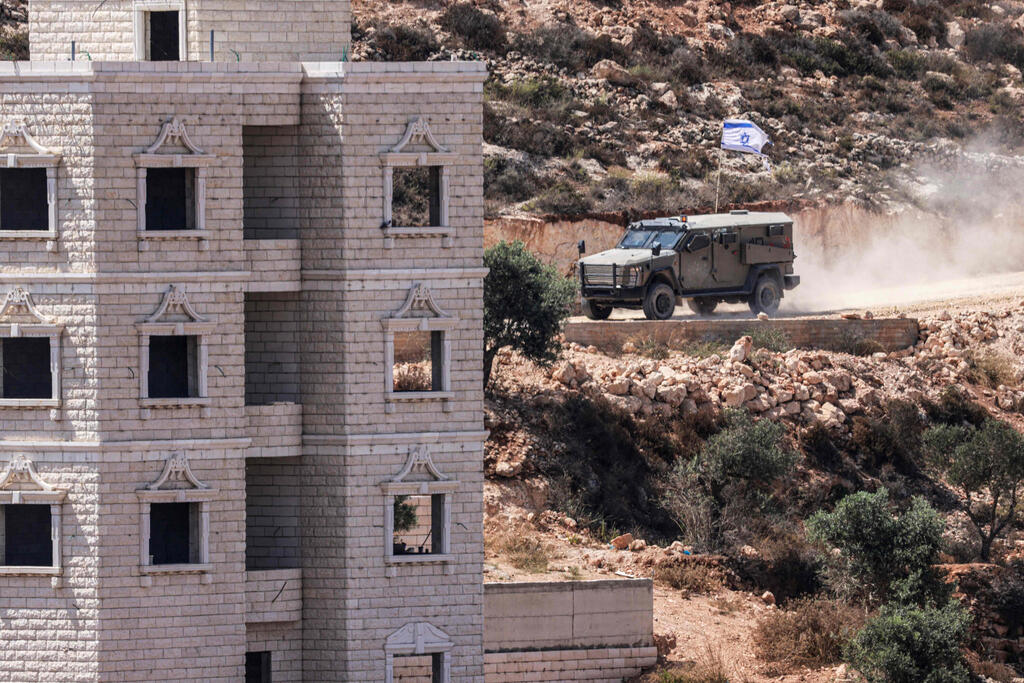 IDF forces in Qusra (Photo: Jaafar Ashtiyeh/AFP) כוח צה"ל בקוסרה