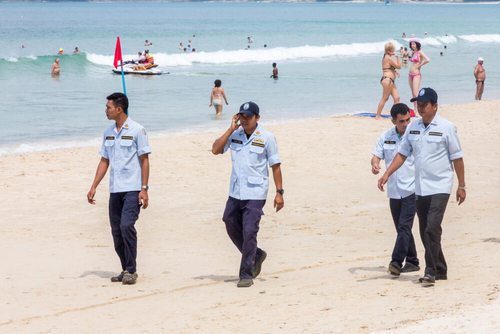 Local inspectors patrol Patong Beach in Phuket (Photo: Kevin Hellon / shutterstock) פקחים מקומיים מסיירים בחוף פאטונג שבפוקט