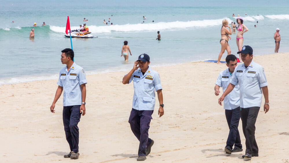 Local inspectors patrol Patong Beach in Phuket (Photo: Kevin Hellon / Shutterstock) פקחים מקומיים מסיירים בחוף פאטונג שבפוקט