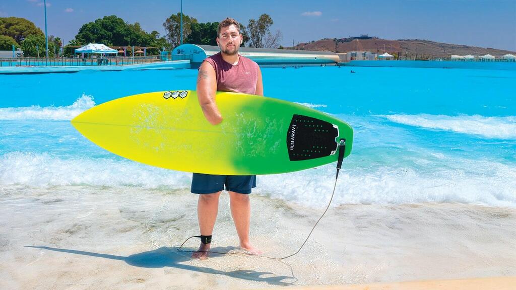 After 17 surgeries and an amputation, wounded IDF officer Tamir Dudi fights his way back onto a surfboard (Photo: Yuval Chen) תמיר דודי