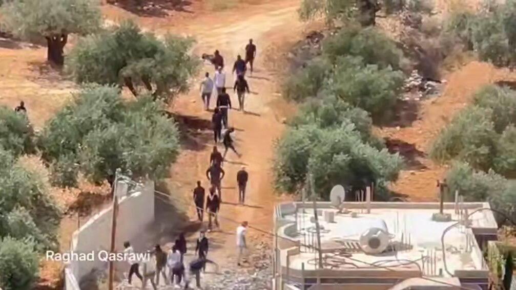 צה"ל: עשרות פורעים ישראלים התבצרו בבית בקוסרה, יידו אבנים ותקפו עיתונאים | תיעוד
