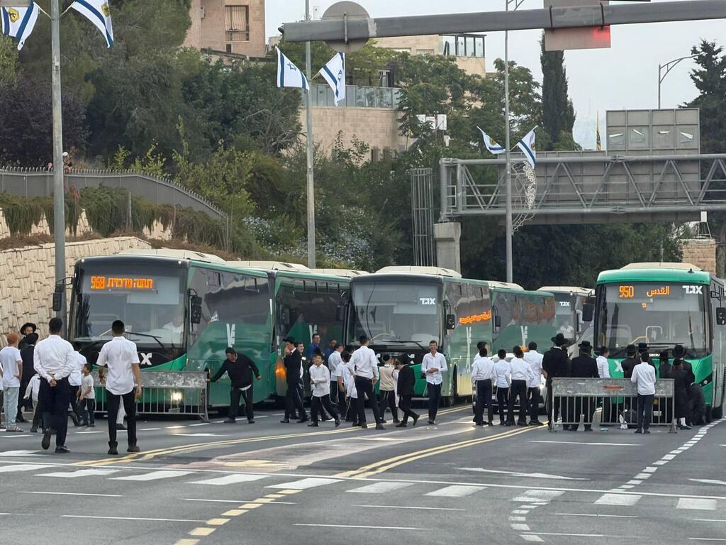 אוטובוסים תקועים על ידי המפגינים, מדובר בקווים של אגד שמגיעים מהצפון לירושלים