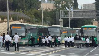 חרדים חסמו את הכניסה לי-ם: "המשטרה ברחה"