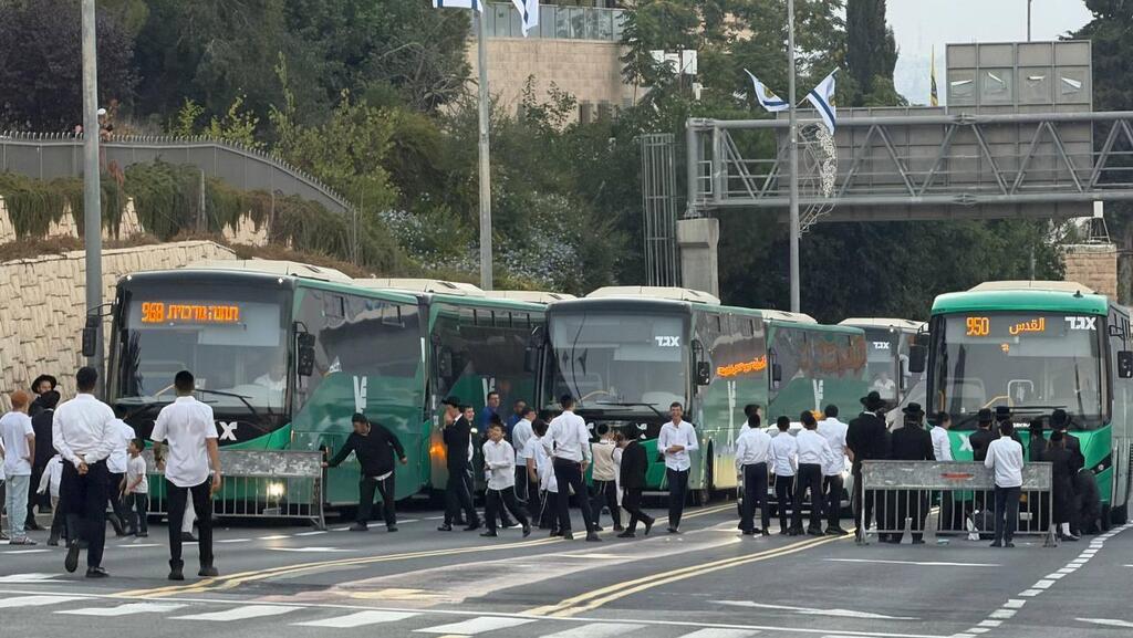 מתרחבות מחאות השבת: חרדים הציבו מחסומים - וחסמו לחלוטין את הכניסה לירושלים