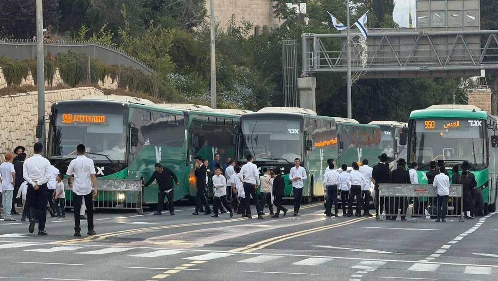 Egged bus lines that come from the north to Jerusalem are blocked by Haredi protesters (Photo: Liran Tamari) אוטובוסים תקועים על ידי המפגינים, מדובר בקווים של אגד שמגיעים מהצפון לירושלים