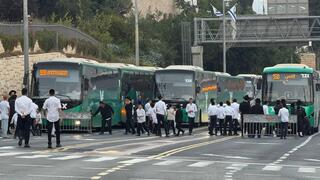 אוטובוסים תקועים על ידי המפגינים, מדובר בקווים של אגד שמגיעים מהצפון לירושלים