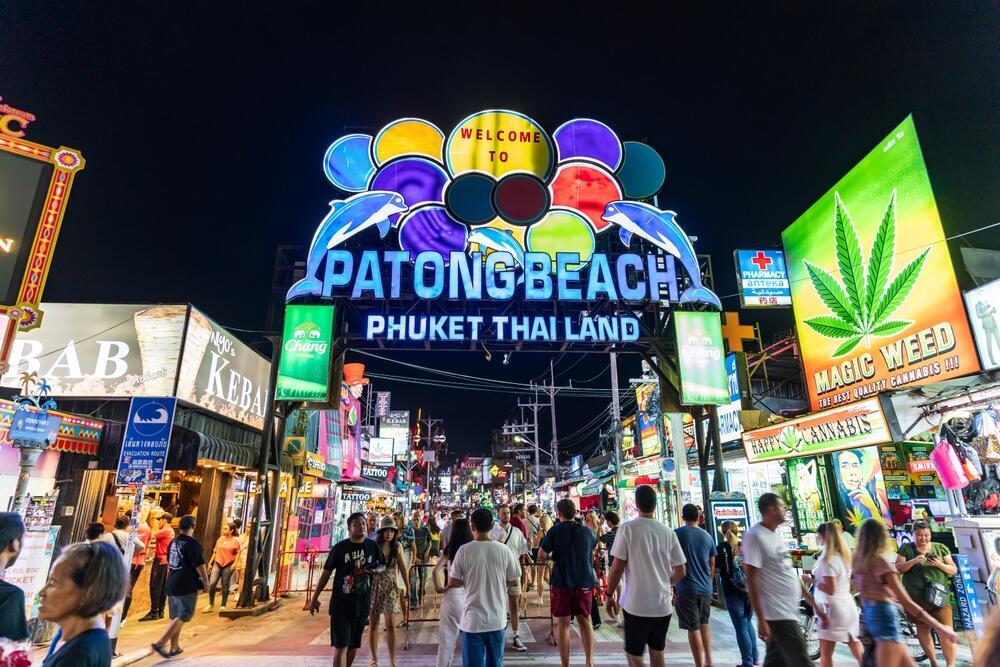 Tourists on Bangla Road, Patong’s main nightlife hub (Photo: kitzcorner / shutterstock) תיירים ברחוב בנגלה, מוקד חיי הלילה המרכזי בפאטונג