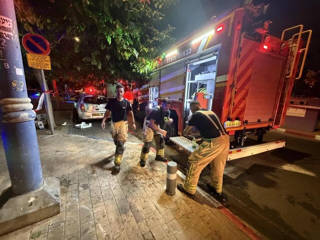 Fire and rescue crews gather outside the residential building in Rishon Lezion as they respond to a fire in the underground parking garage (Photo: Magen David Adom) שריפה בחניון תת-קרקעי בבניין מגורים